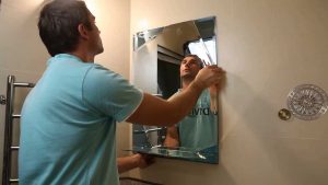 Установка зеркала в ванной в Березниках