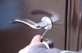 Замена дверной ручки металлической двери в Березниках