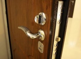 Замена входной двери в квартире в Березниках