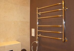 Установка электрического полотенцесушителя в ванной в Березниках
