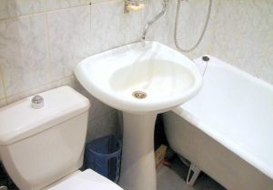 Установка раковины тюльпан в ванной в Березниках